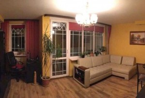 zdjęcie przedstawia duzy pokój w mieszkaniu na Bemowie