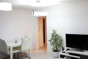 na zdjęciu nowoczesny duży pokój w mieszkaniu do sprzedaży na Bemowie w Warszawie