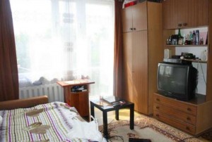 na zdjęciu salon w mieszkaniu na sprzedaż w dzielnicy Ursus w Warszawie