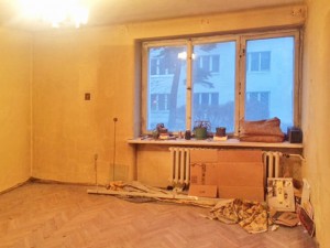 na zdjęciu mieszkanie na sprzedaż w Warszawie, widok na duży pokój