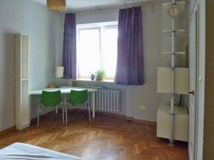 na zdjęciu mieszkanie do sprzedaży na Ochocie w Warszawie, widok na salon