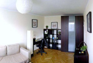 zdjęcie przedstawia salon w mieszkaniu do sprzedaży w Warszawie na Bielanach