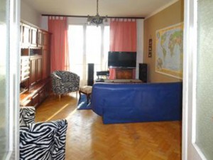 zdjęcie przedstawia salon w mieszkaniu do sprzedaży w Śródmieściu Warszawy