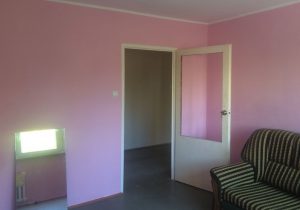 zdjęcie przedstawia duży pokój w mieszkaniu do sprzedaży Warszawie (Bielany)