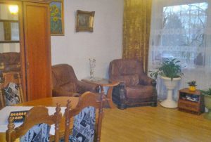 zdjęcie przedstawia salon w mieszkaniu na Bemowie, w Warszawie do sprzedaży