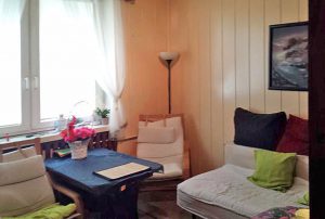zdjęcie przedstawia salon w mieszkaniu do sprzedaży położonym na Ochocie w Warszawie