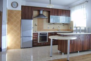 na zdjęciu zaprezentowano widok z salonu na aneks kuchenny w mieszkaniu do sprzedaży w Warszawie - Ochota