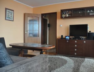zdjęcie przedstawia luksusowy salon w mieszkaniu w Warszawie na sprzedaż