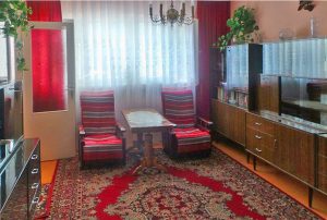 zdjęcie przedstawia salon w mieszkaniu na sprzedaż w Warszawie