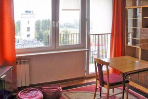 zdjęcie przedstawia salon / duży pokój z balkonem w mieszkaniu do sprzedaży w Warszawie