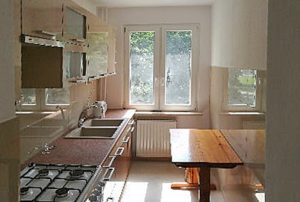 zdjęcie prezentuje wyposażoną i umeblowaną kuchnię w mieszkaniu na sprzedaż w Warszawie
