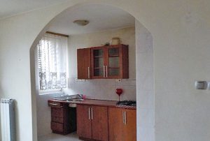 na zdjęciu widok z salonu na kuchnię w mieszkaniu do sprzedaży w Warszawie