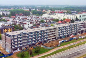widok z lotu ptaka na osiedle, gdzie mieści się oferowane na sprzedaż mieszkanie Warszawa